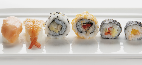 SUSHI CON SALSA E BACCHETTE